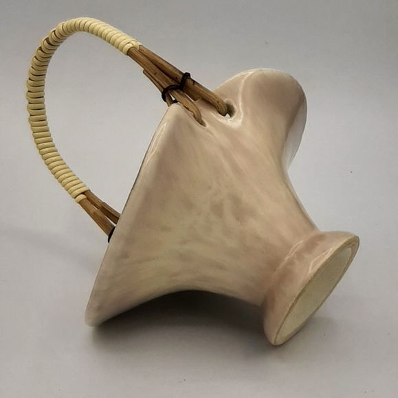 Vintage West Germany Pottery Beige Pinched Basket with Wooden Handles and Golden - Picture 7 of 9